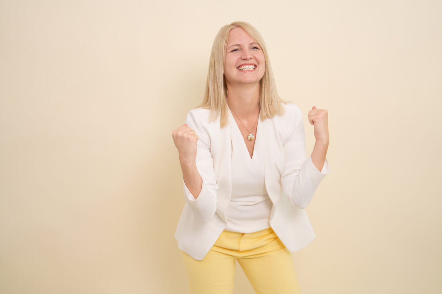 jana lustik immobilien triumph pose